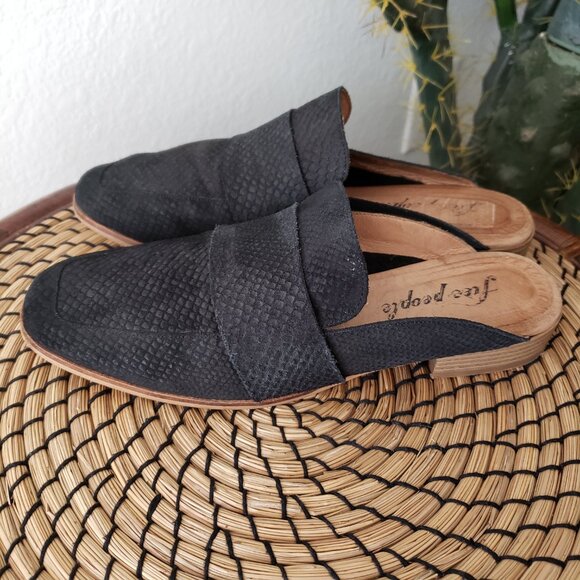 Free People At Ease Loafer Mule Leather Black size 39 / US 9 Snakeskin Boho - Picture 6 of 15